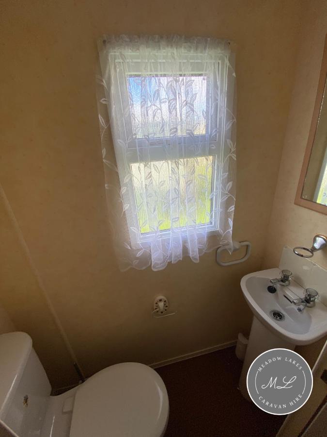 Seaview 145 - Pet Friendly, Bath And Close To Beach & Fantasy Island - Meadow Lakes Caravan & Lodge Hire インゴールドメルズ エクステリア 写真
